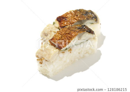白色背景下拍攝的烤鯖魚壽司 白色背景下拍攝的烤鯖魚壽司 128186215
