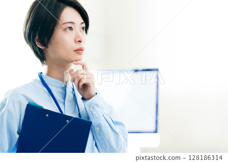 Business woman with laptop 128186314