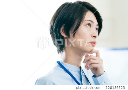 Business woman with laptop Business woman with laptop 128186323