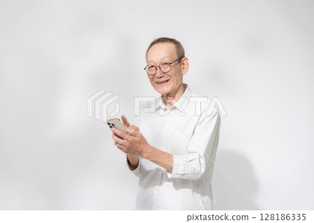 Seniors, Smartphones, Smartphones Seniors, Smartphones, Smartphones 128186335