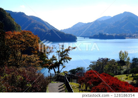 Autumn on the shores of Lake Miyagase [Tsukui, Sagamihara City, November] 128186354