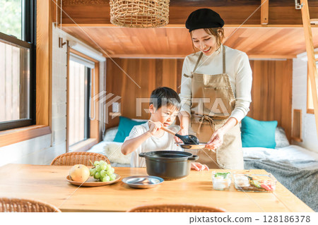 一家人在小屋裡一起做飯、準備飯菜、享用咖哩(家庭旅行/豪華露營) 一家人在小屋裡一起做飯、準備飯菜、享用咖哩(家庭旅行/豪華露營) 128186378