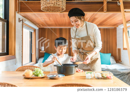 一家人在小屋裡一起做飯、準備飯菜、享用咖哩（家庭旅行/豪華露營） 128186379