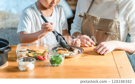 一家人在小屋裡一起做飯、準備飯菜、享用咖哩（家庭旅行/豪華露營） 128186382