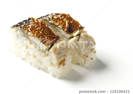 白色背景下拍攝的烤鯖魚壽司 128186422
