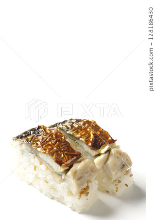 白色背景下拍攝的烤鯖魚壽司 128186430