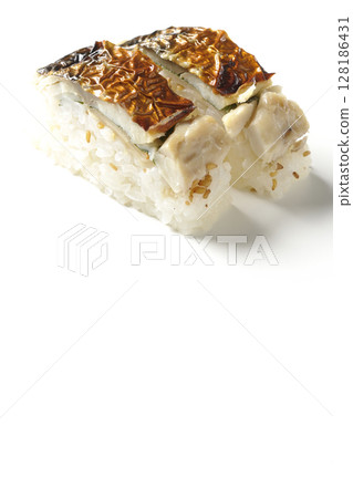 白色背景下拍攝的烤鯖魚壽司 128186431
