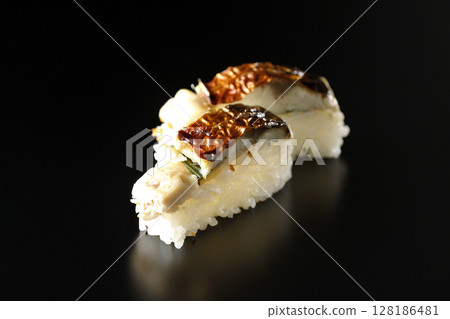 黑色背景下拍攝的烤鯖魚壽司 128186481