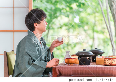 年輕的亞洲男子在日式旅館享用懷石料理（客房服務、懷石料理、禦膳、奢華） 128186518
