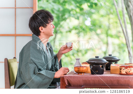 年輕的亞洲男子在日式旅館享用懷石料理（客房服務、懷石料理、禦膳、奢華） 128186519
