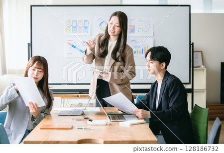 在會議室開會的商務人士 128186732