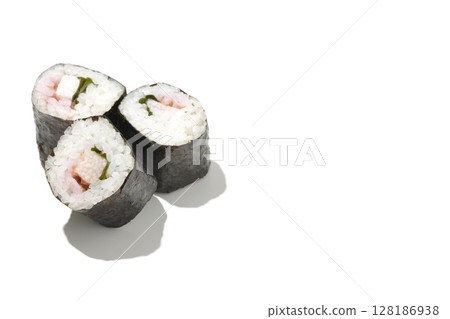 白色背景下拍攝的海苔卷，內含李子、紫蘇和山藥 128186938