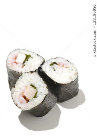 白色背景下拍攝的海苔卷,內含李子、紫蘇和山藥 白色背景下拍攝的海苔卷,內含李子、紫蘇和山藥 128186950