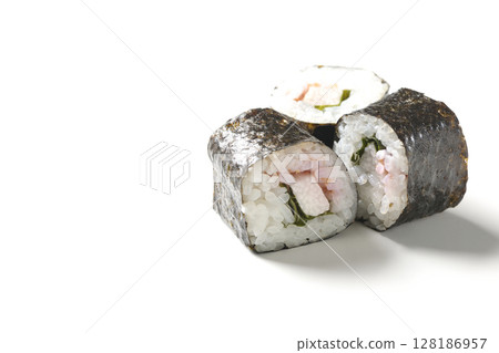 白色背景下拍攝的海苔卷,內含李子、紫蘇和山藥 白色背景下拍攝的海苔卷,內含李子、紫蘇和山藥 128186957