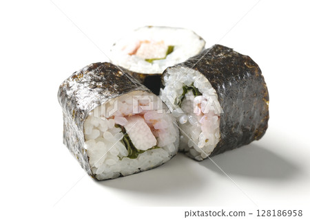 白色背景下拍攝的海苔卷，內含李子、紫蘇和山藥 128186958