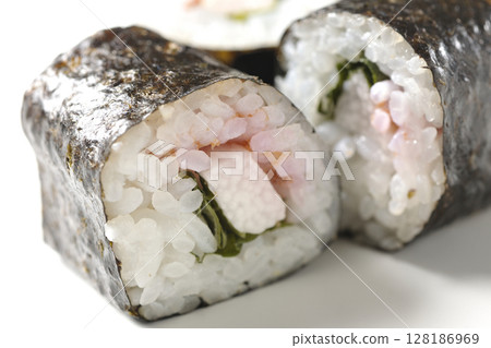 白色背景下拍攝的海苔卷，內含李子、紫蘇和山藥 128186969