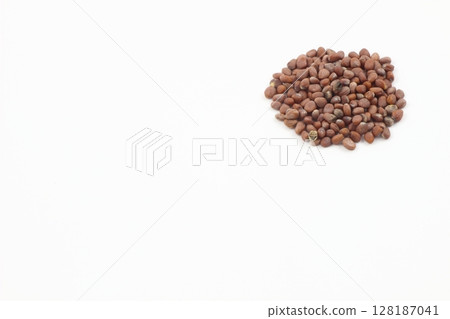 Simple composition, the natural beauty of radish seeds 128187041