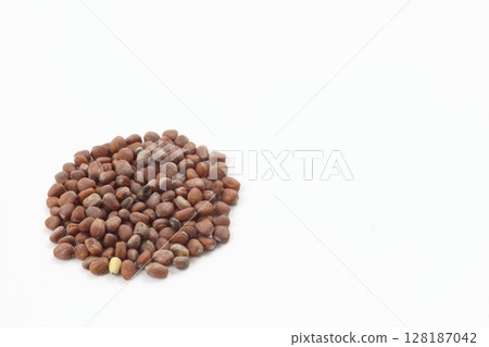 Radish seeds, the simple charm and mystery of life 128187042