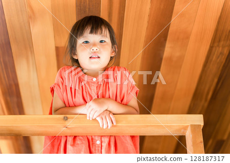 在小屋的閣樓/閣樓玩耍的女孩 128187317