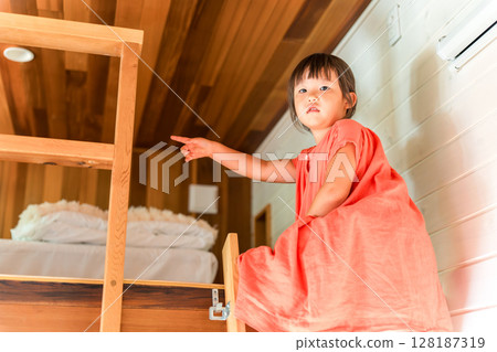 在小屋的閣樓/閣樓玩耍的女孩 128187319