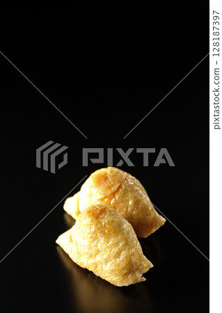 在黑色背景下只拍攝稻荷壽司 128187397