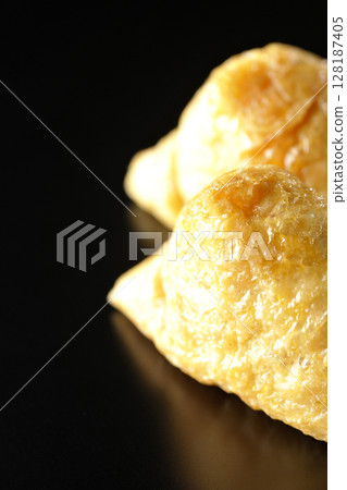 Photographing only inari sushi against a black background 128187405