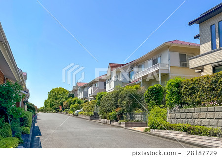 A detached house in a calm neighborhood 128187729