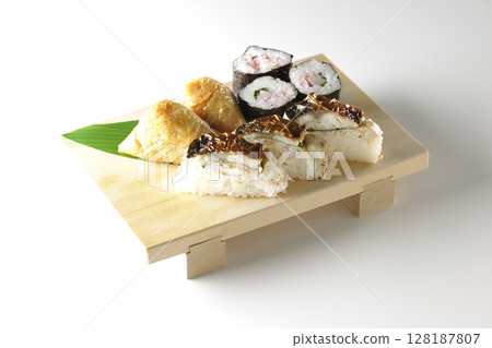 白色背景下拍攝的烤鯖魚、海苔捲和稻荷壽司 白色背景下拍攝的烤鯖魚、海苔捲和稻荷壽司 128187807