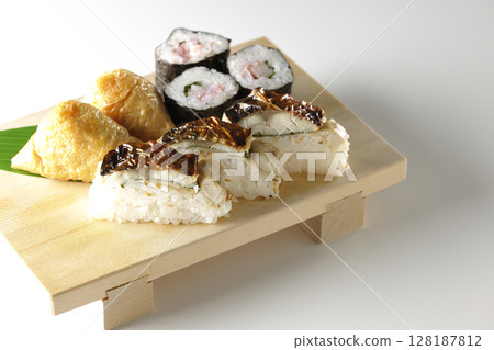 白色背景下拍攝的烤鯖魚、海苔捲和稻荷壽司 白色背景下拍攝的烤鯖魚、海苔捲和稻荷壽司 128187812
