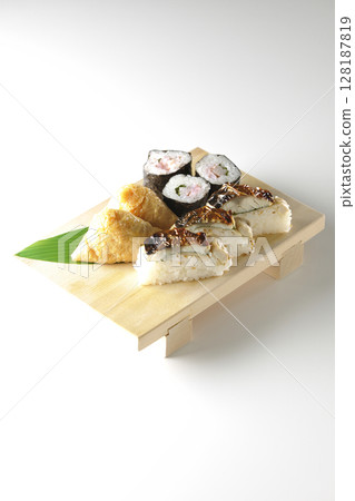 白色背景下拍攝的烤鯖魚、海苔捲和稻荷壽司 白色背景下拍攝的烤鯖魚、海苔捲和稻荷壽司 128187819