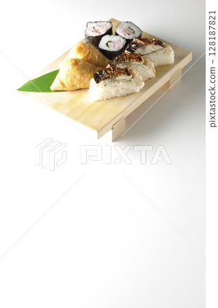 白色背景下拍攝的烤鯖魚、海苔捲和稻荷壽司 白色背景下拍攝的烤鯖魚、海苔捲和稻荷壽司 128187821