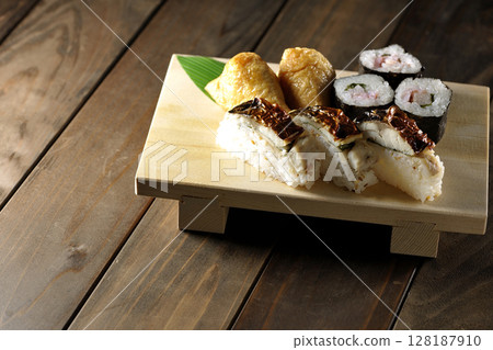烤鯖魚、海苔卷、稻荷壽司 烤鯖魚、海苔卷、稻荷壽司 128187910