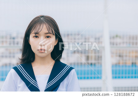 站在屋頂上的女高中生 128188672