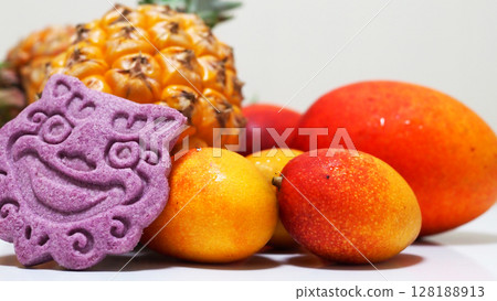 色彩鮮豔的沖繩熱帶水果和 Shisa 餅乾 128188913