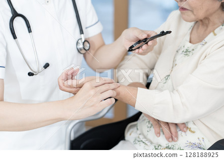 Female nurse, visiting nurse, home medical care, pulse, vital signs, body parts, parts 128188925