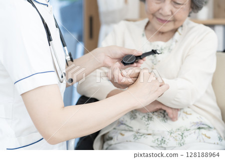 女護士、到府護理師、家庭醫療、脈搏、生命徵象、身體部位、部位 128188964