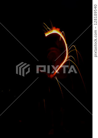 手持煙火火焰形成的圓圈 128189540