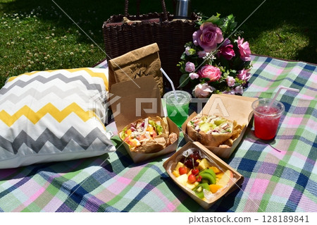 Fashionable picnic 128189841