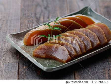 Highly fragrant Nara pickles, perfect as a side dish to go with sake or rice 128190025