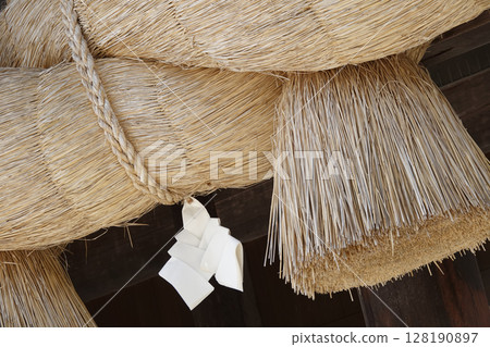 Izumo Taisha Shrine: Beautiful Shimenawa ropes and paper streamers 128190897