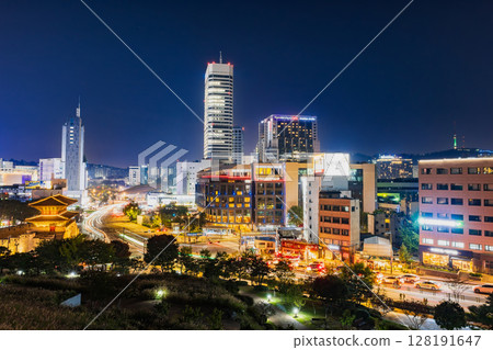 Seoul Dongdaemun at night 128191647