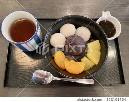 色彩繽紛的豆沙餡盛放在盤子裡 色彩繽紛的豆沙餡盛放在盤子裡 128191864