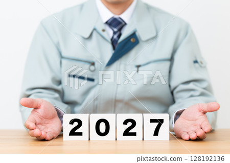 2027 塊和穿著工作服的中年男性商人 128192136