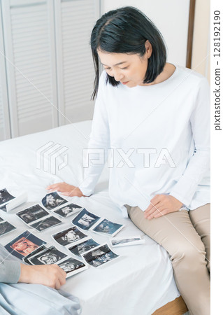 母親和女兒正在查看超音波影像，熱切地等待寶寶的出生 128192190