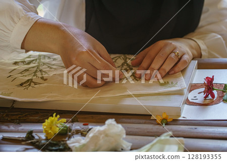 Leaf Hammer Printing on Fabric 128193355