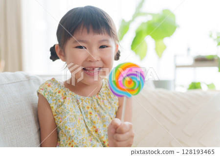 孩子吃糖果 128193465