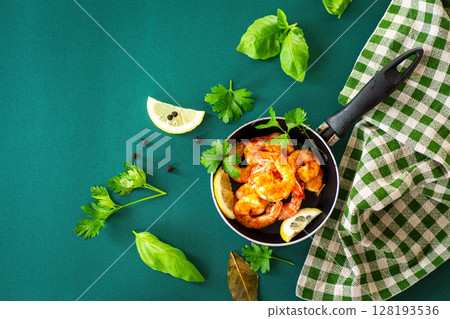 Delicious sea shrimp with lemon, garlic and oil in a pan Delicious sea shrimp with lemon, garlic and oil in a pan 128193536