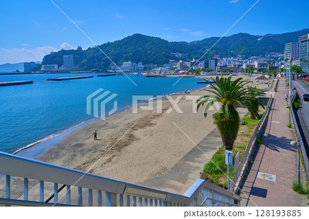 從靜岡縣熱海市海岸眺望南側（陽光海灘、熱海城、度假飯店等） 128193885