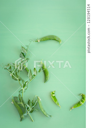 Natural green peas and leaves in composition Natural green peas and leaves in composition 128194514