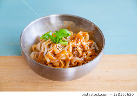 蒟蒻麵配芝麻醬 128195620